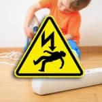 niño-que-juega-con-la-electricidad-seguridad-de-los-niños-70029862