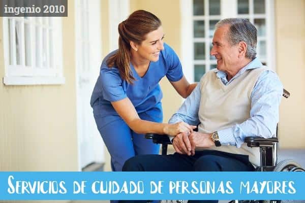 cuidadora-con-persona-en-silla-de-ruedas