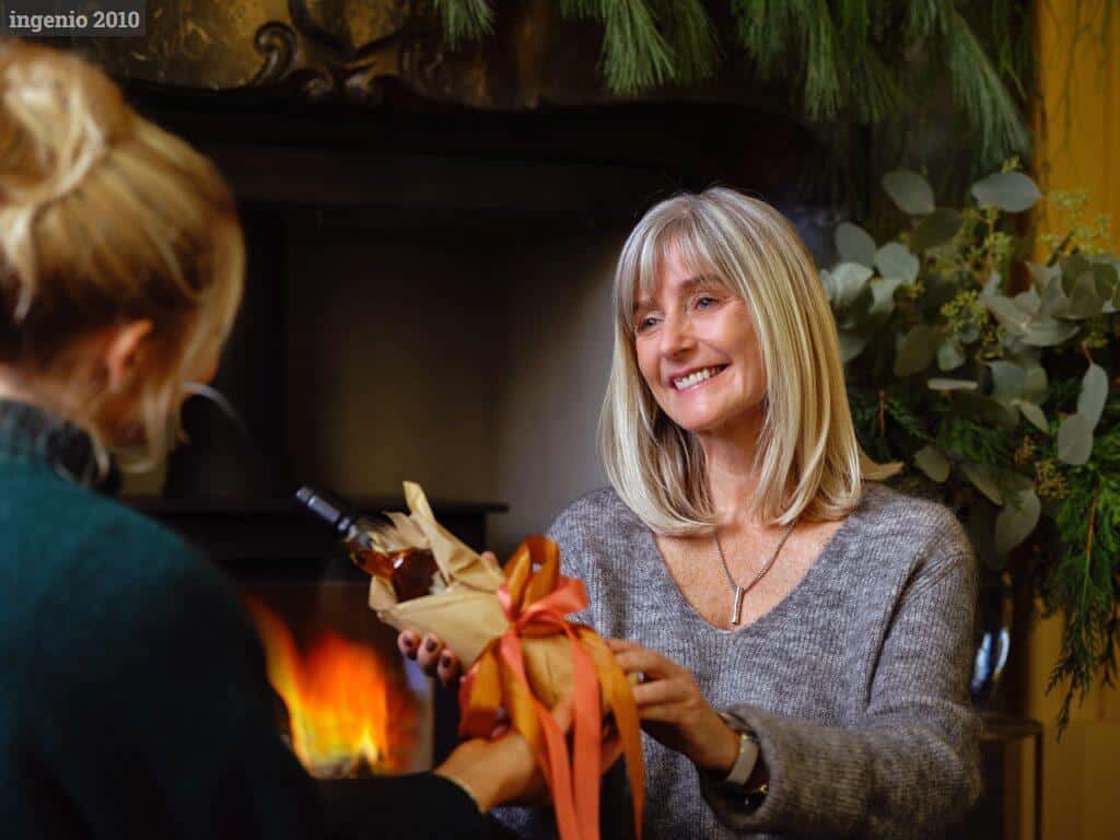 Entrega de regalo corporativo para fortalecer la relación con clientes