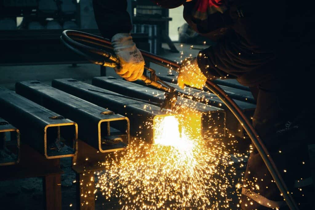 elegir el material y el proceso para fabricar una pieza metálica