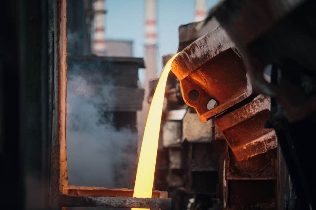 elegir el material y el proceso para fabricar una pieza metálica industrial